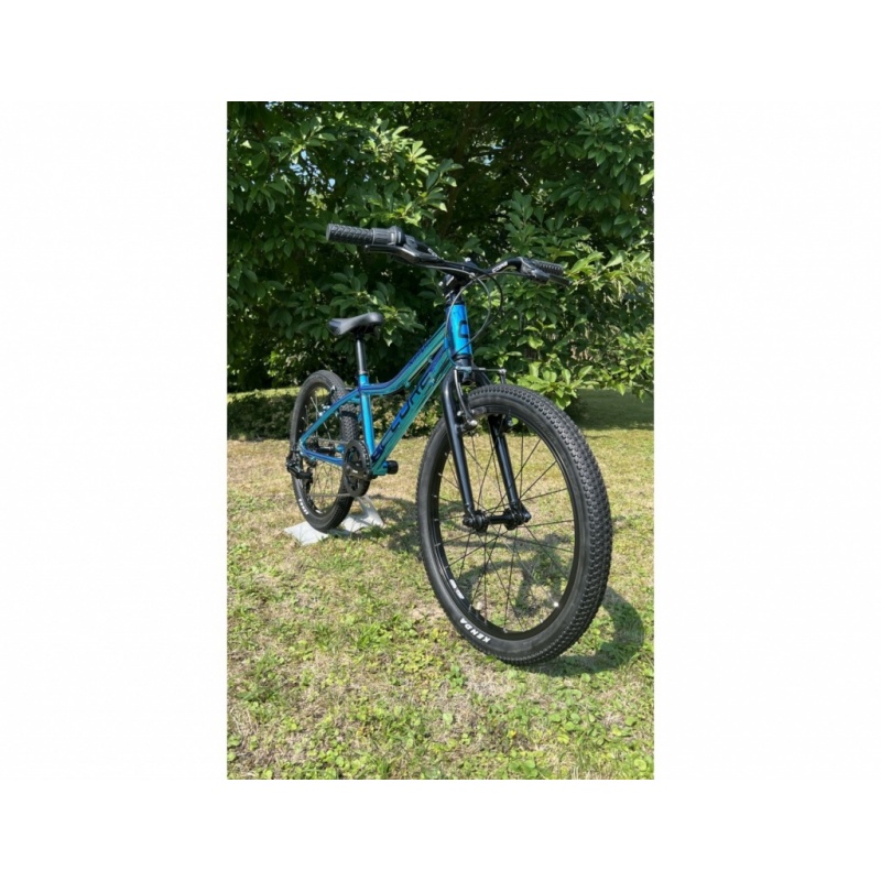 Dětské kolo CORE NIPPER 20" AL, REVO-6, chromovaný modrý, váha 7.5kg model 2024